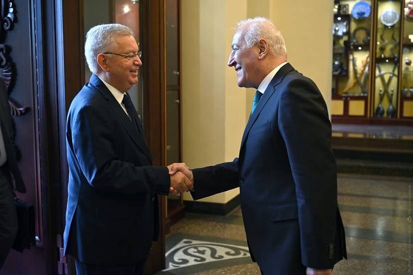 Le président de la République d'Arménie, M. Vahagn Khatchatourian, reçoit le président du Conseil de la nation, M. Azouz Nasri.