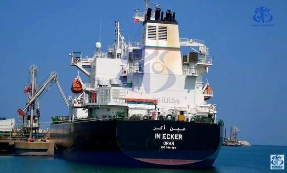 Algerian oil tanker "In Ecker", loaded with 30,000 tons of fuel oil, leaves the port of Skikda for Lebanon